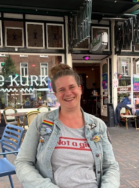 Femke volgde nooit een klusopleiding en bouwt nu kattentrappen op maat